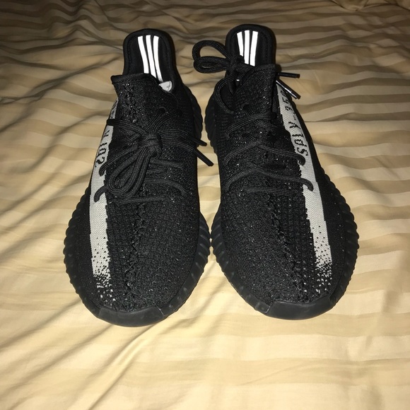 Yeezy Boost 350 v2 Oreo - Picture 3 of 5